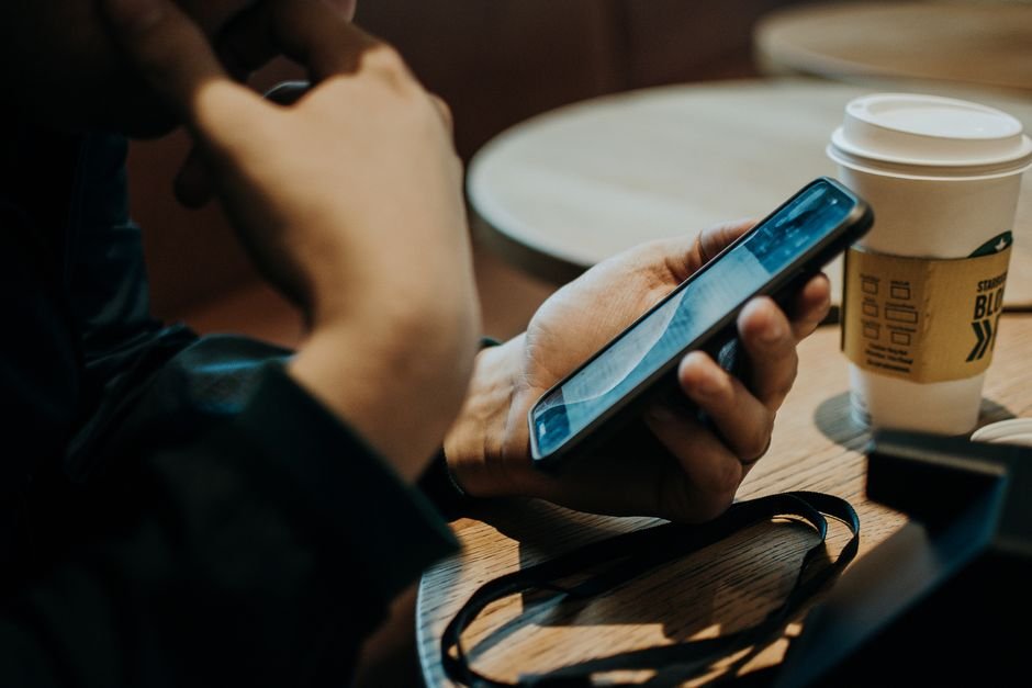 reading phone reviews shopping