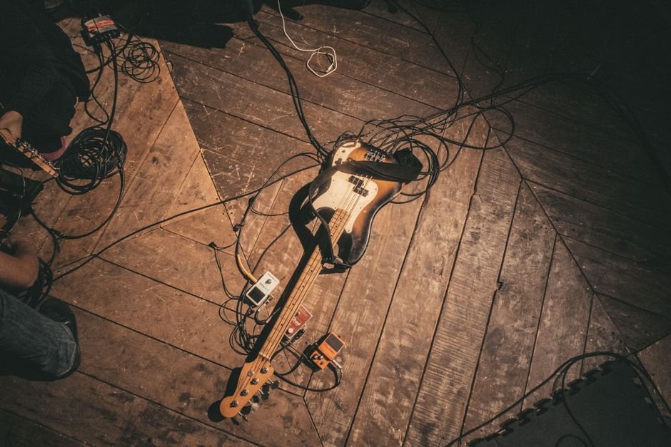 loose electric cables floor